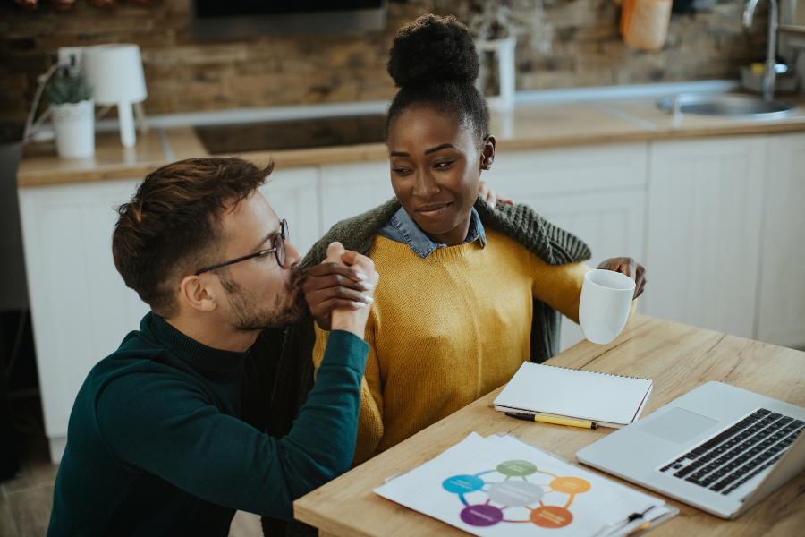 Descubra 5 franquias baratas ideais para casais que desejam empreender juntos em 2025. Veja modelos com baixo investimento e alto potencial de retorno.